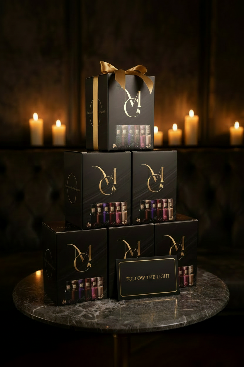 Stimmungsvoll arrangierte Magic Candles Geschenkboxen und brennende Kerzen auf einem Marmortisch vor dunklem Hintergrund